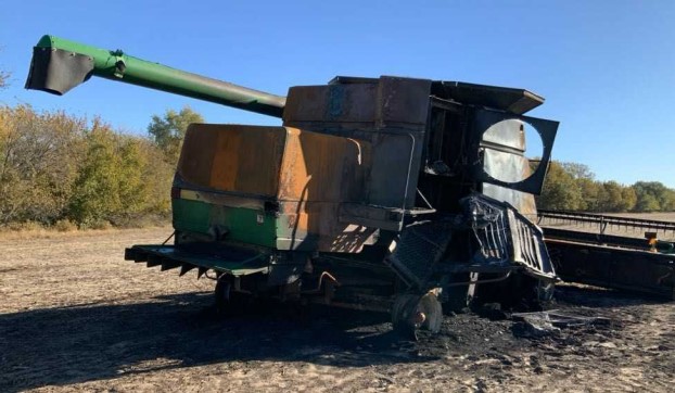 1996 John Deere 9600 Combine w/ 2000 John Deere 925 Header - Image 14