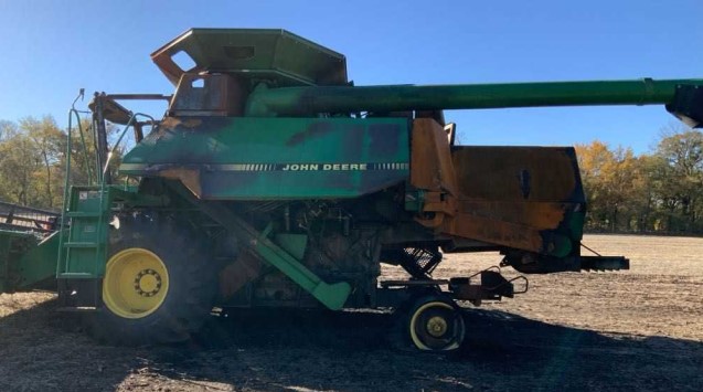 1996 John Deere 9600 Combine w/ 2000 John Deere 925 Header - Image 16