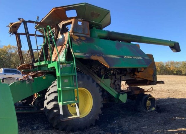 1996 John Deere 9600 Combine w/ 2000 John Deere 925 Header - Image 17