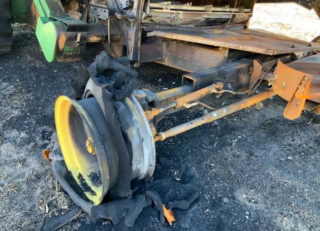 1996 John Deere 9600 Combine w/ 2000 John Deere 925 Header - Image 27