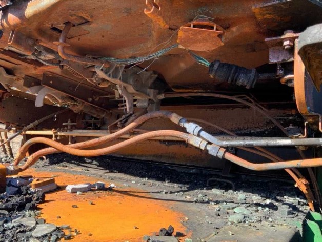 1996 John Deere 9600 Combine w/ 2000 John Deere 925 Header - Image 29