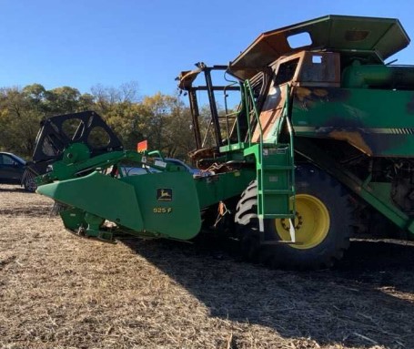 1996 John Deere 9600 Combine w/ 2000 John Deere 925 Header - Image 3