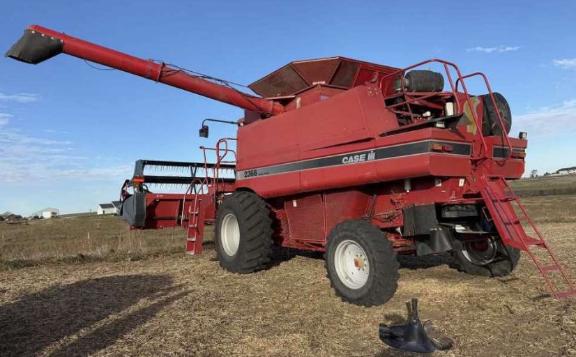 1998 CASE IH 2366 Combine