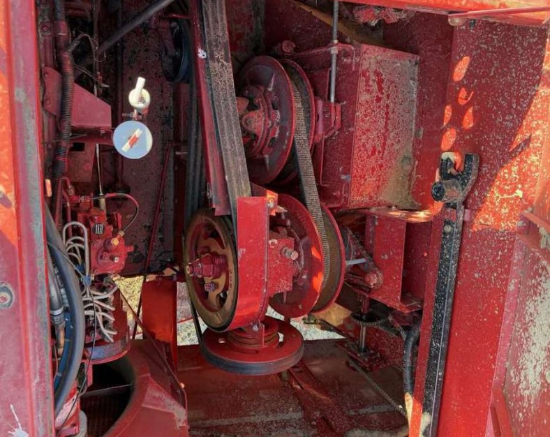 1998 CASE IH 2366 Combine - Image 11