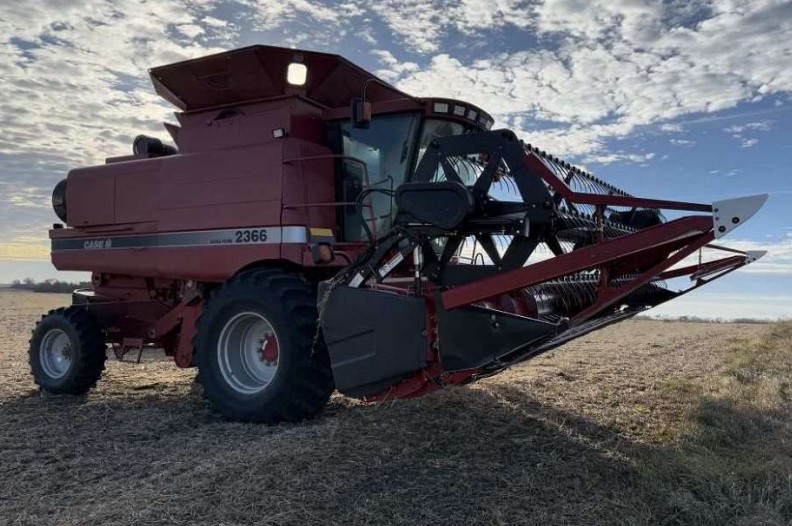 1998 CASE IH 2366 Combine - Image 3