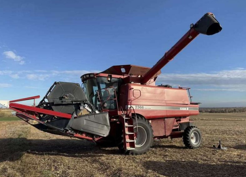 1998 CASE IH 2366 Combine - Image 4