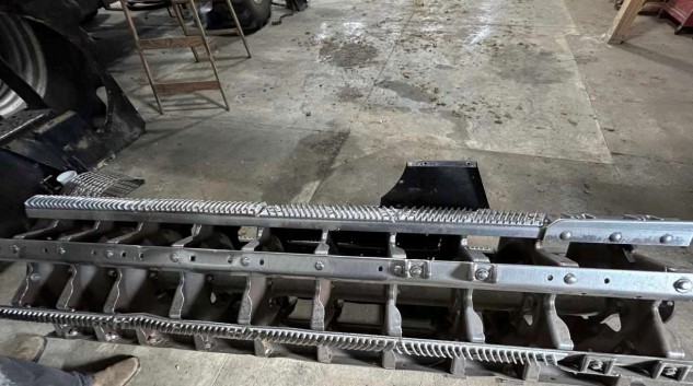 1998 Gleaner R62 Combine - Image 9