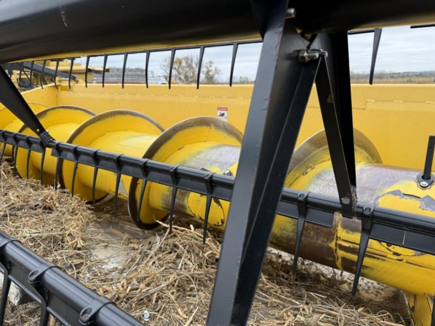 2005 New Holland 74C Header - Image 4