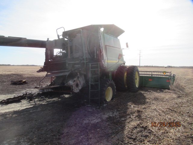 2006 John Deere 9660 Combine - Image 2