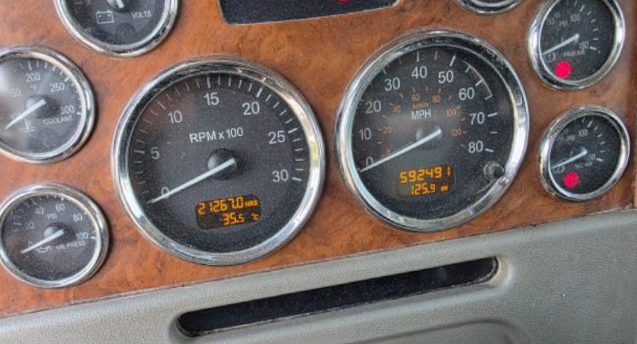 2006 Peterbilt 357 Dump Truck - Image 2