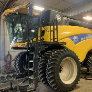 2010 New Holland CR9040 Combine