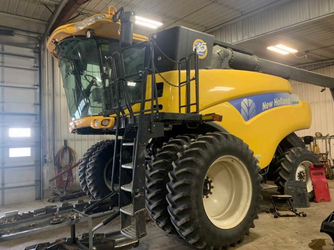 2010 New Holland CR9040 Combine