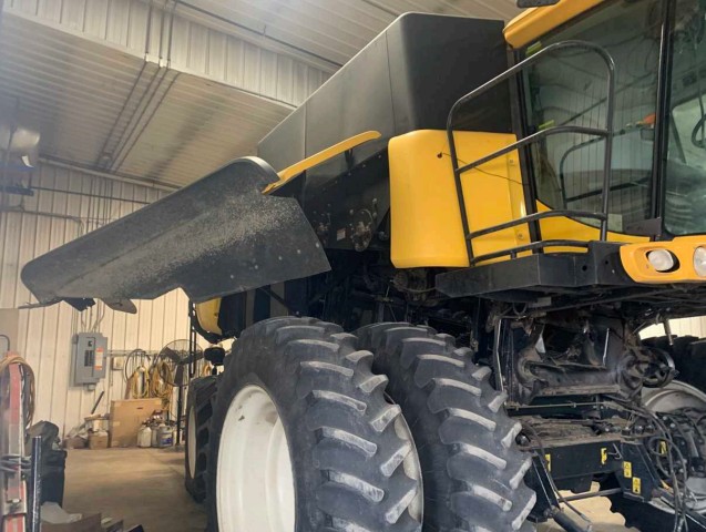 2010 New Holland CR9040 Combine - Image 10