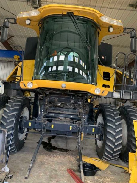 2010 New Holland CR9040 Combine - Image 9
