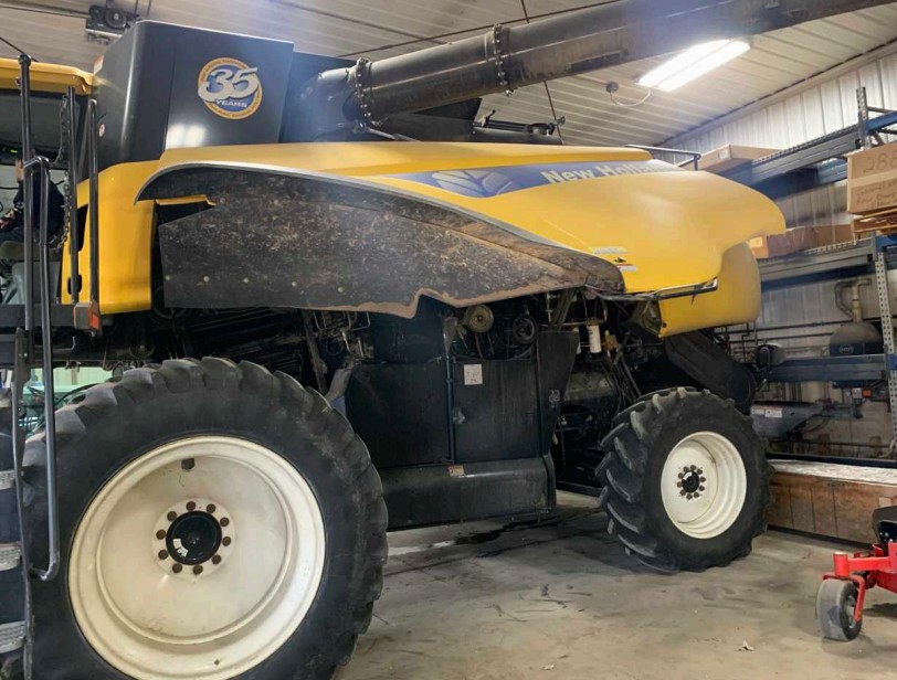 2010 New Holland CR9040 Combine - Image 8