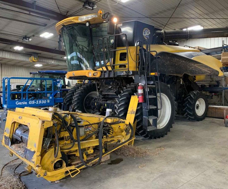 2010 New Holland CR9040 Combine - Image 7