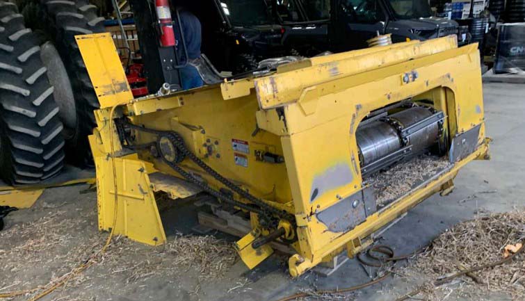 2010 New Holland CR9040 Combine - Image 6