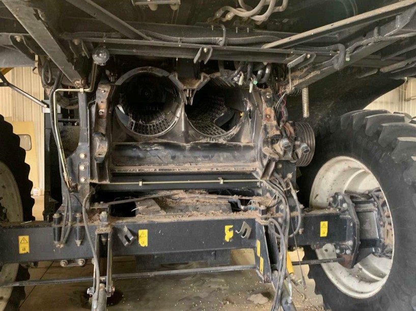 2010 New Holland CR9040 Combine - Image 5