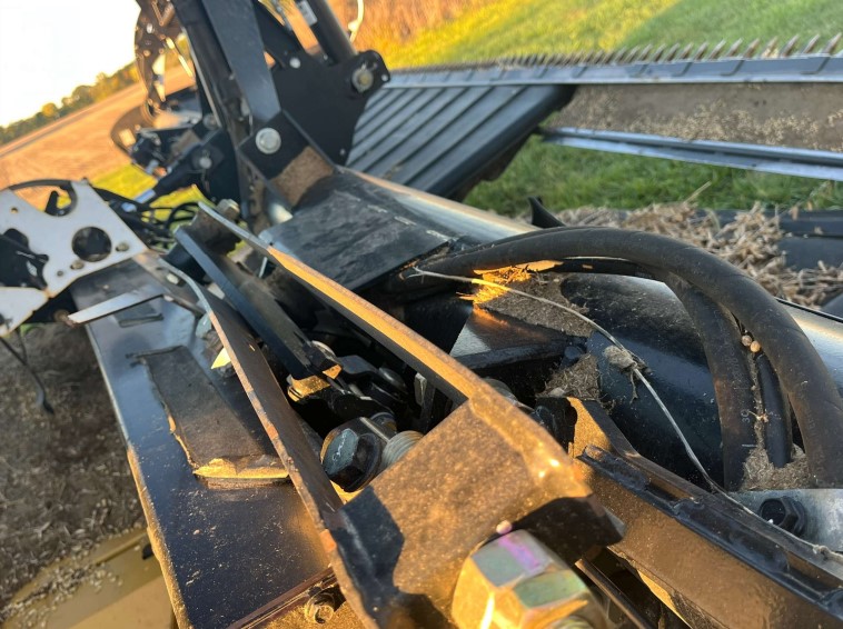 2011 MacDon FD70 Header - Image 5