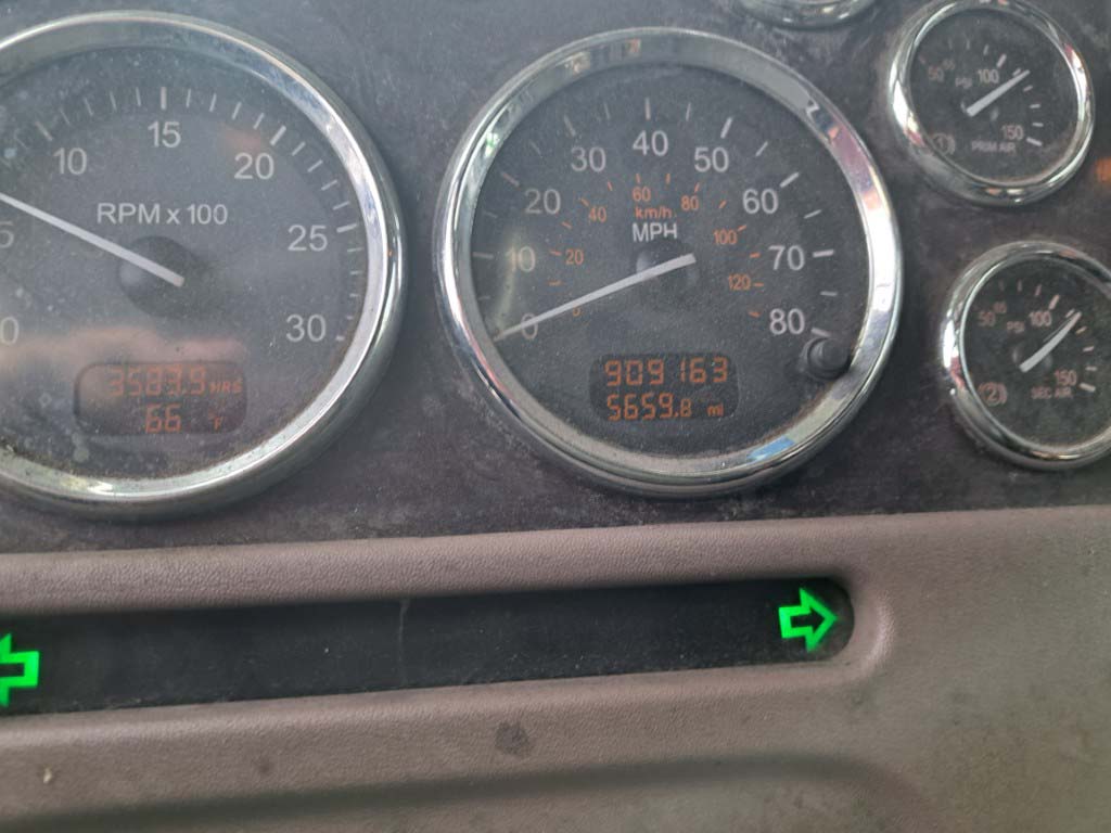 2013 Peterbilt 386 - Image 2