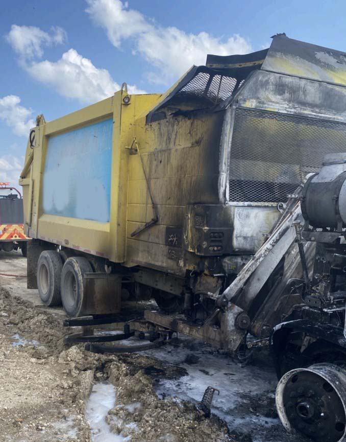 2015 AutoCar Xpeditor Series Garbage Crusher - Image 2