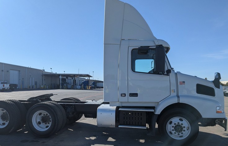 2015 Volvo VNM64T200 - Image 4