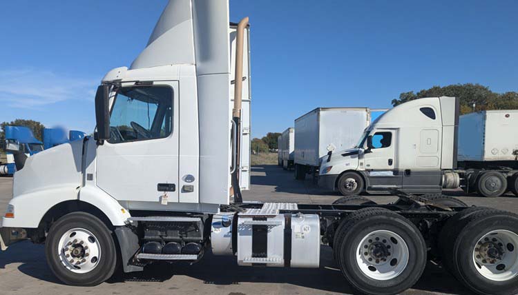 2015 Volvo VNM64T200