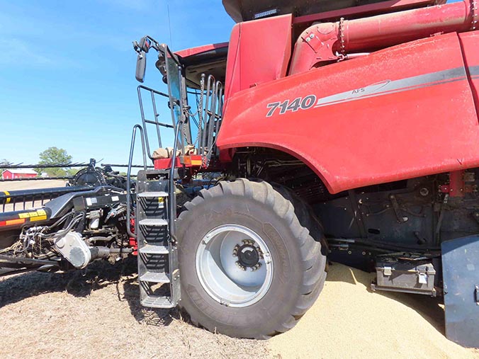 2016 Case IH 7140 Combine - Image 10
