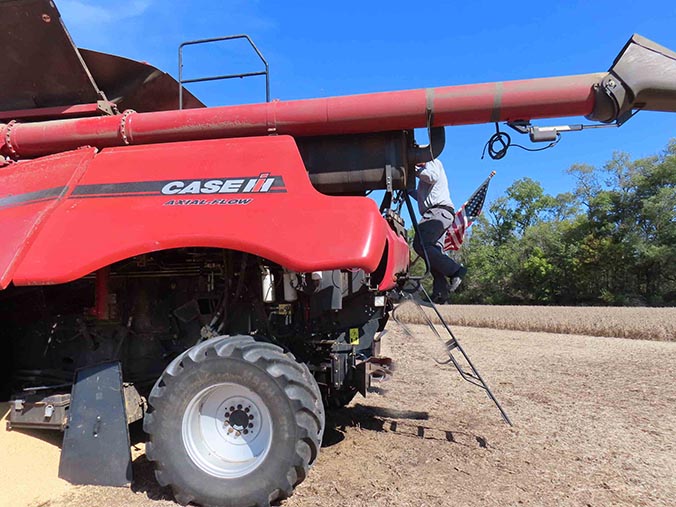 2016 Case IH 7140 Combine - Image 8