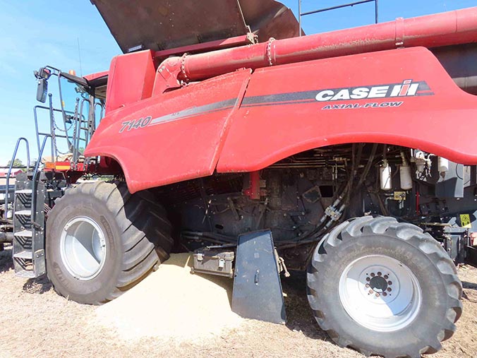 2016 Case IH 7140 Combine - Image 9