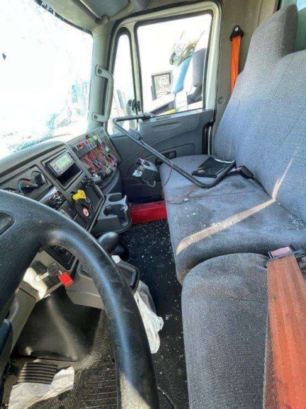 2018 International 4300 Reefer Box Truck - Image 17