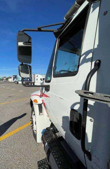 2018 International 4300 Reefer Box Truck - Image 4