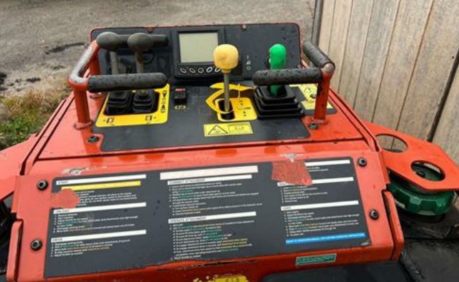 2019 Ditch Witch SK1050 Skid Steer - Image 8