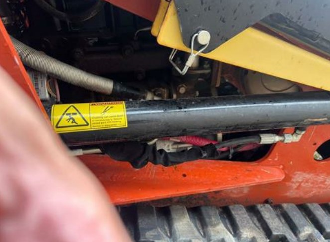 2019 Ditch Witch SK1050 Skid Steer - Image 9