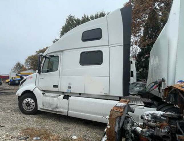 2021 Volvo VNL 860 - Image 3