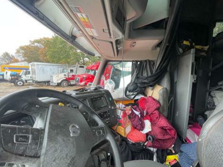 2021 Volvo VNL 860 - Image 7