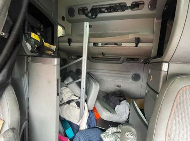 2021 Volvo VNL 860 - Image 8