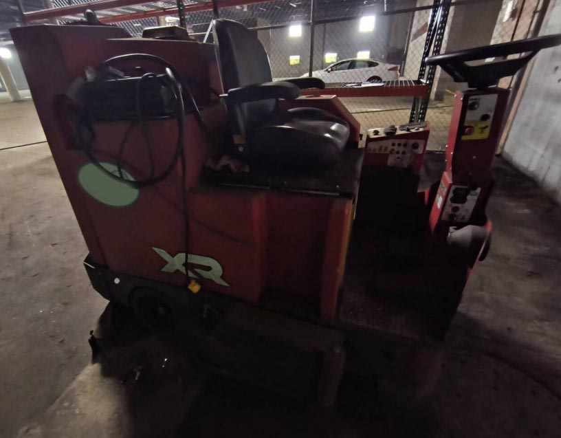 2019 Factory Cat XR-40C Floor Scrubber - Image 4