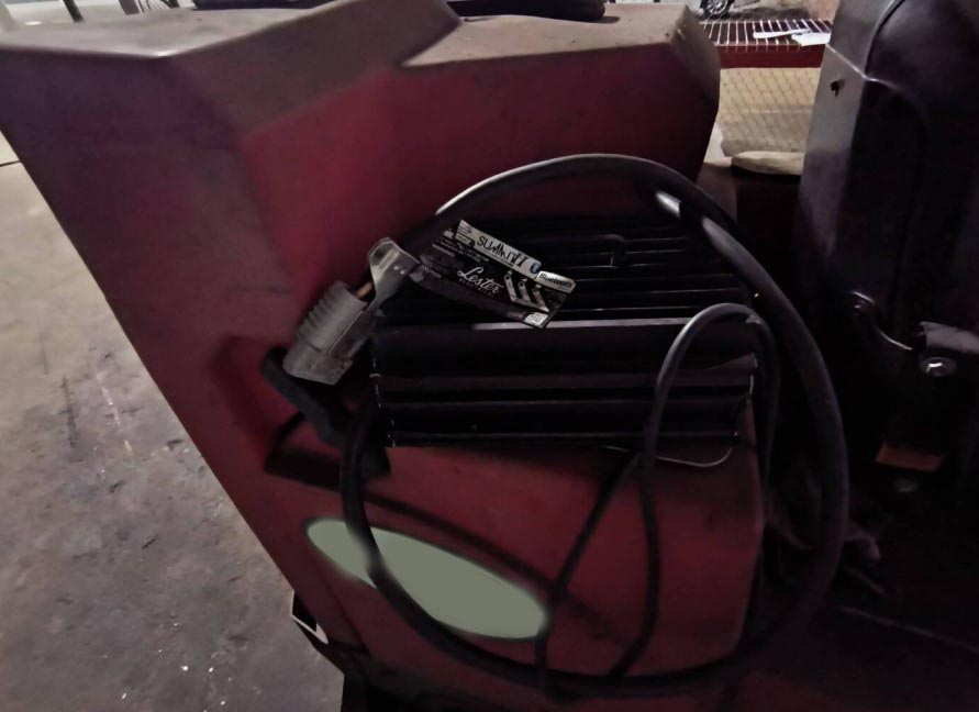 2019 Factory Cat XR-40C Floor Scrubber - Image 5