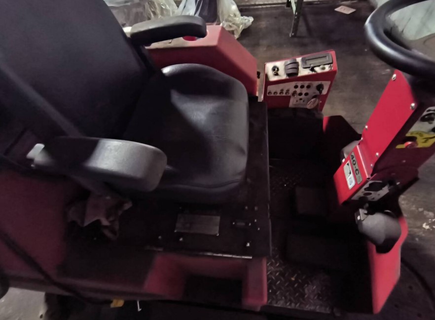 2019 Factory Cat XR-40C Floor Scrubber - Image 6