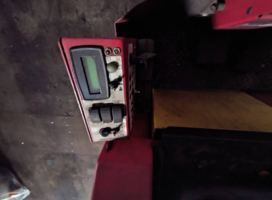 2019 Factory Cat XR-40C Floor Scrubber - Image 7