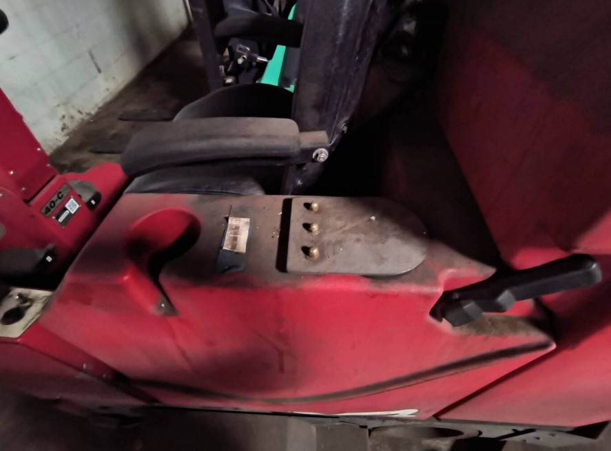 2019 Factory Cat XR-40C Floor Scrubber - Image 8