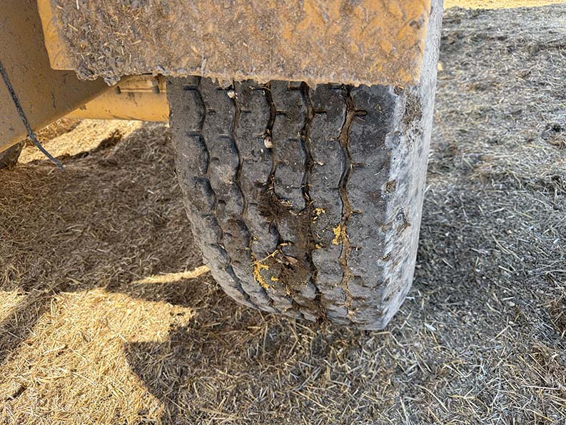 2017 Buffalo 580 Feeder/Mixer Wagon - Image 4