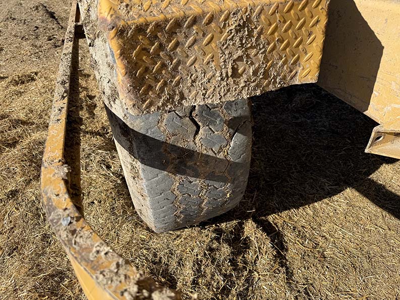 2017 Buffalo 580 Feeder/Mixer Wagon - Image 3