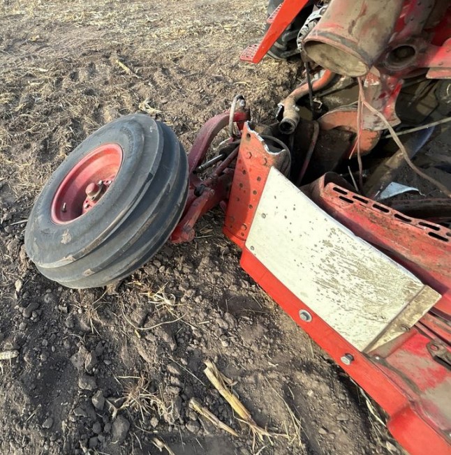 International 886 Tractor - Image 11