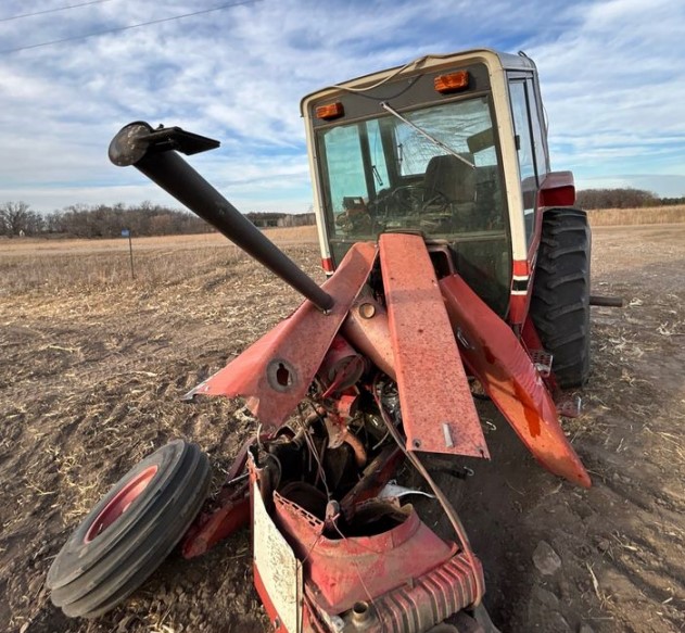 International 886 Tractor - Image 13