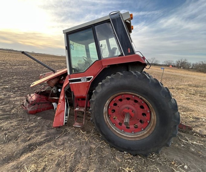 International 886 Tractor - Image 2