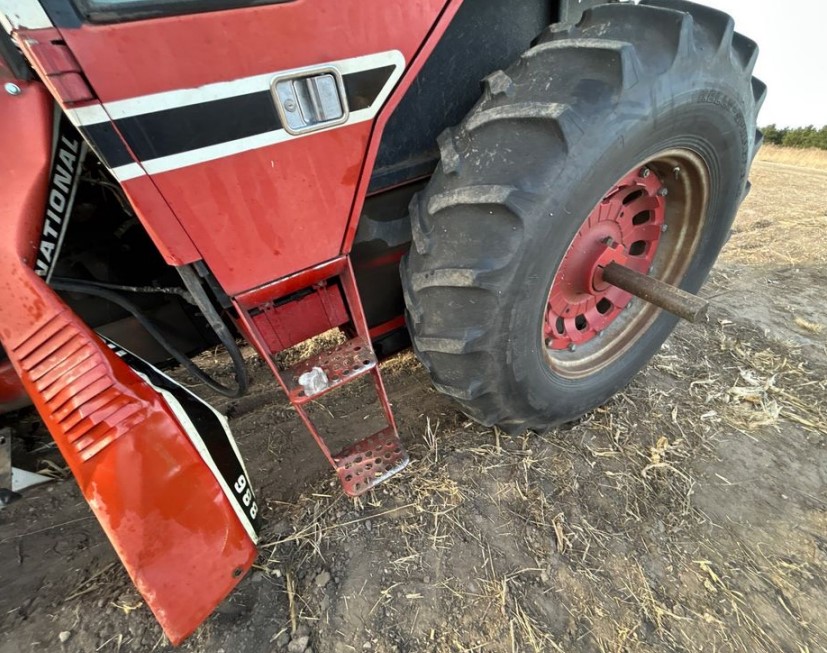 International 886 Tractor - Image 21