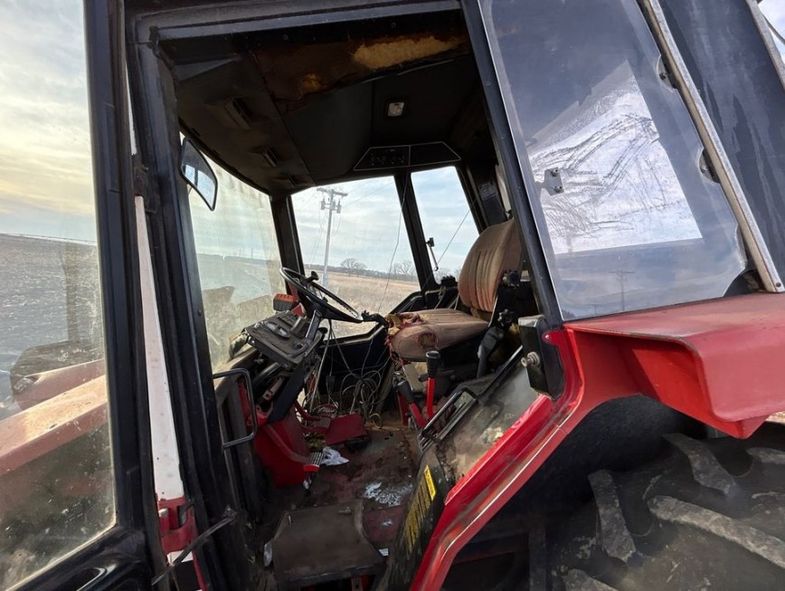 International 886 Tractor - Image 22