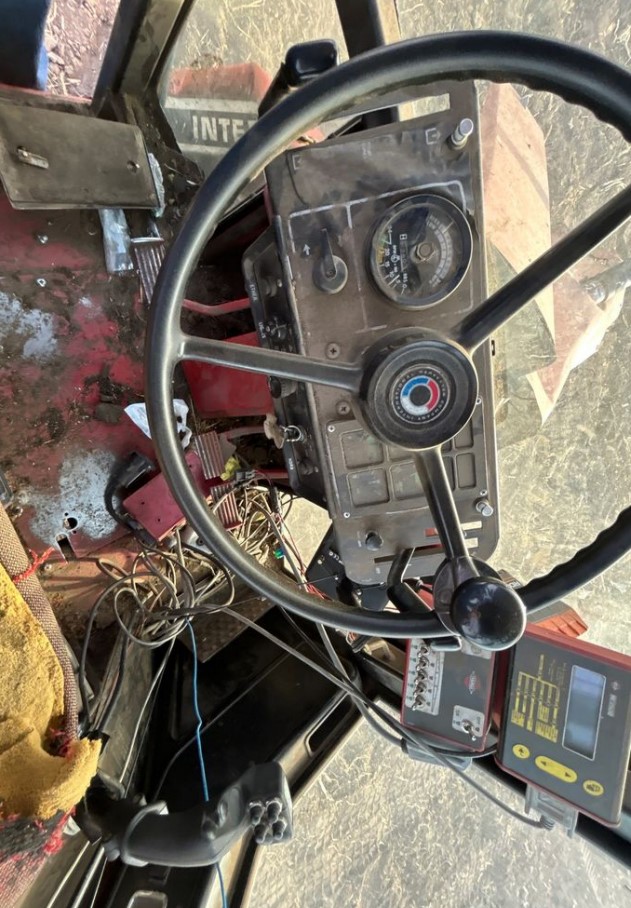 International 886 Tractor - Image 29